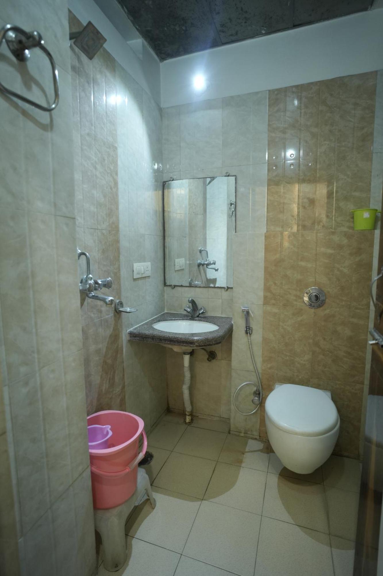 Hotel Rajkamal Near Varanasi Railway Station Ngoại thất bức ảnh