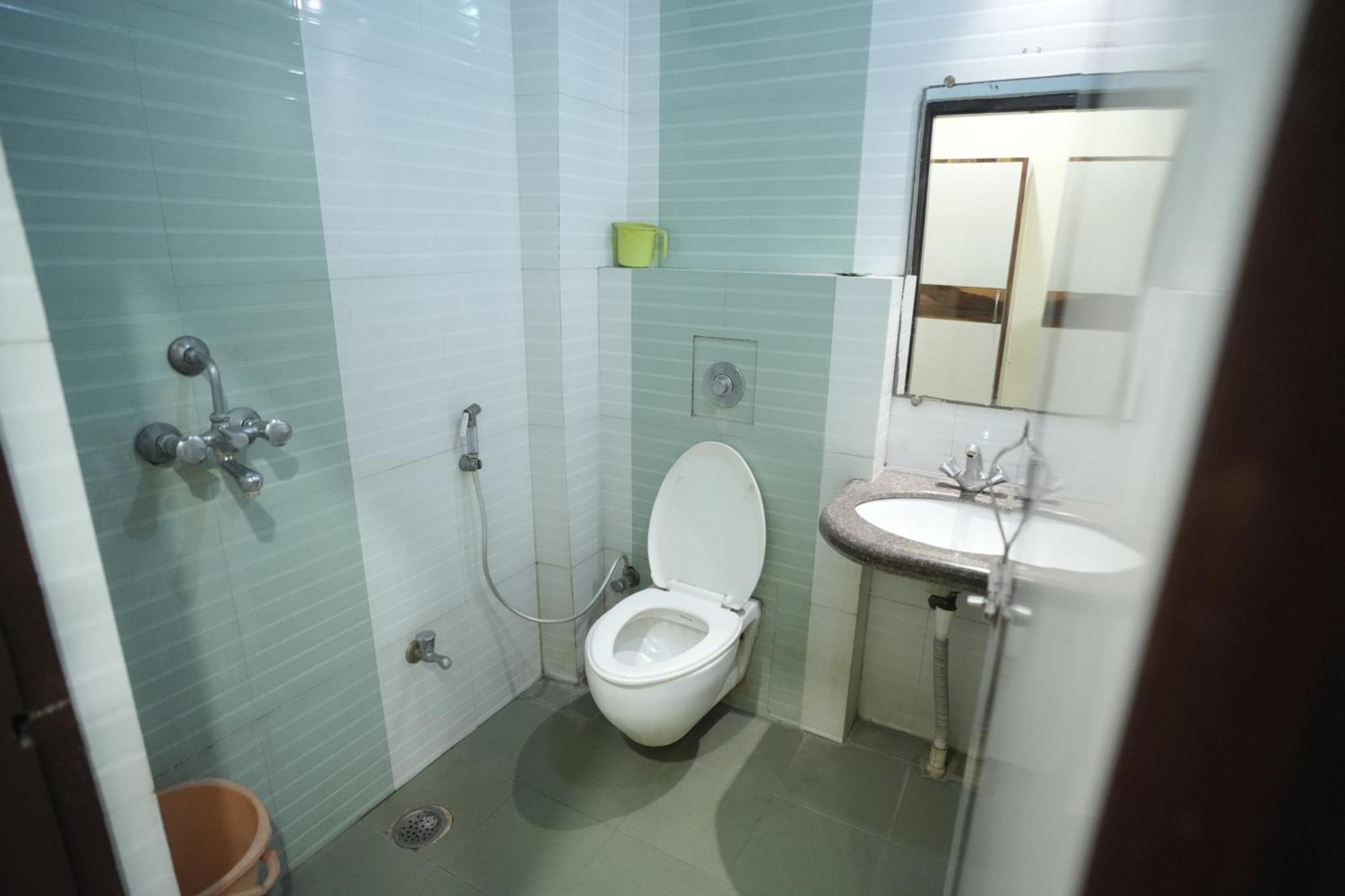 Hotel Rajkamal Near Varanasi Railway Station Ngoại thất bức ảnh