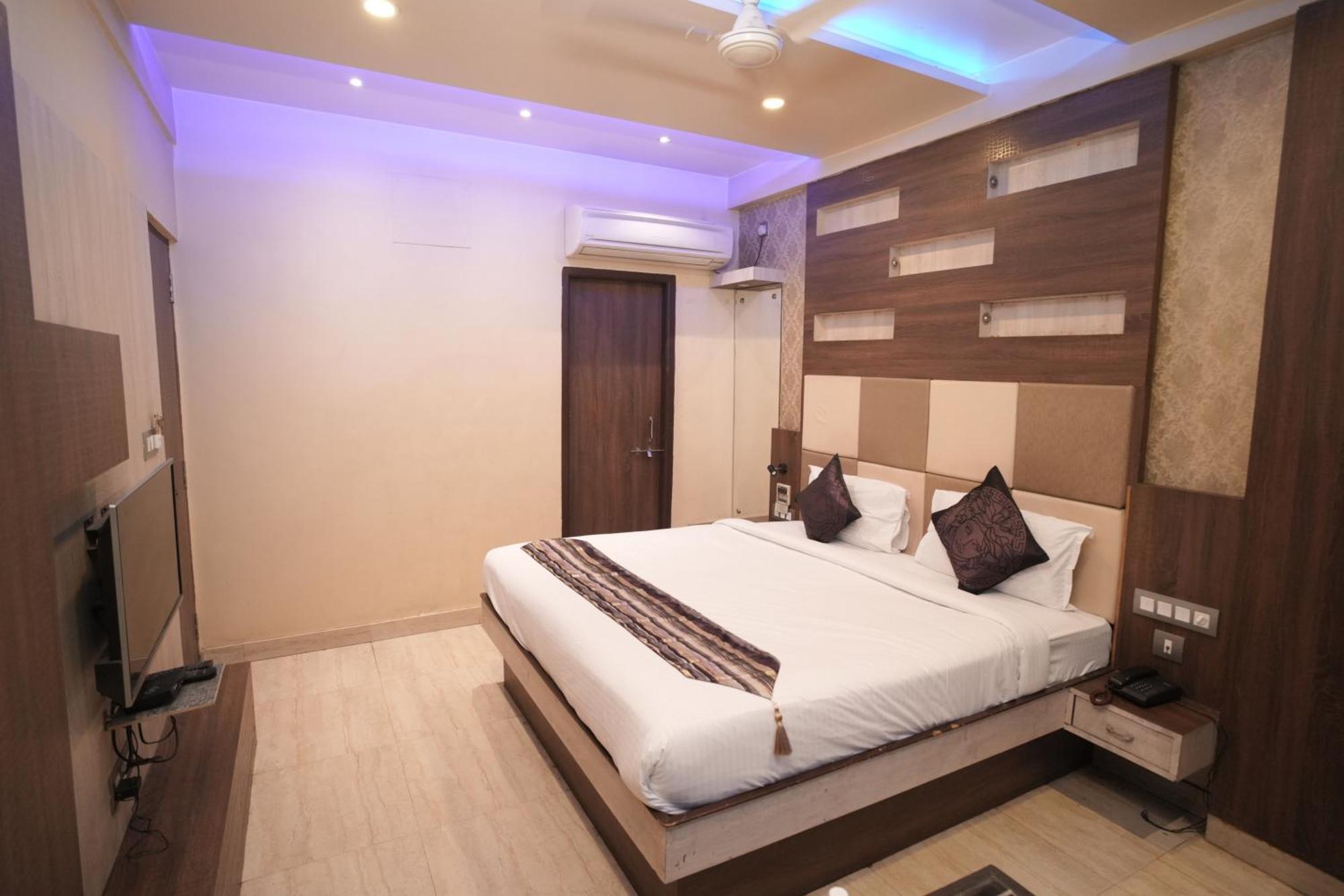 Hotel Rajkamal Near Varanasi Railway Station Ngoại thất bức ảnh